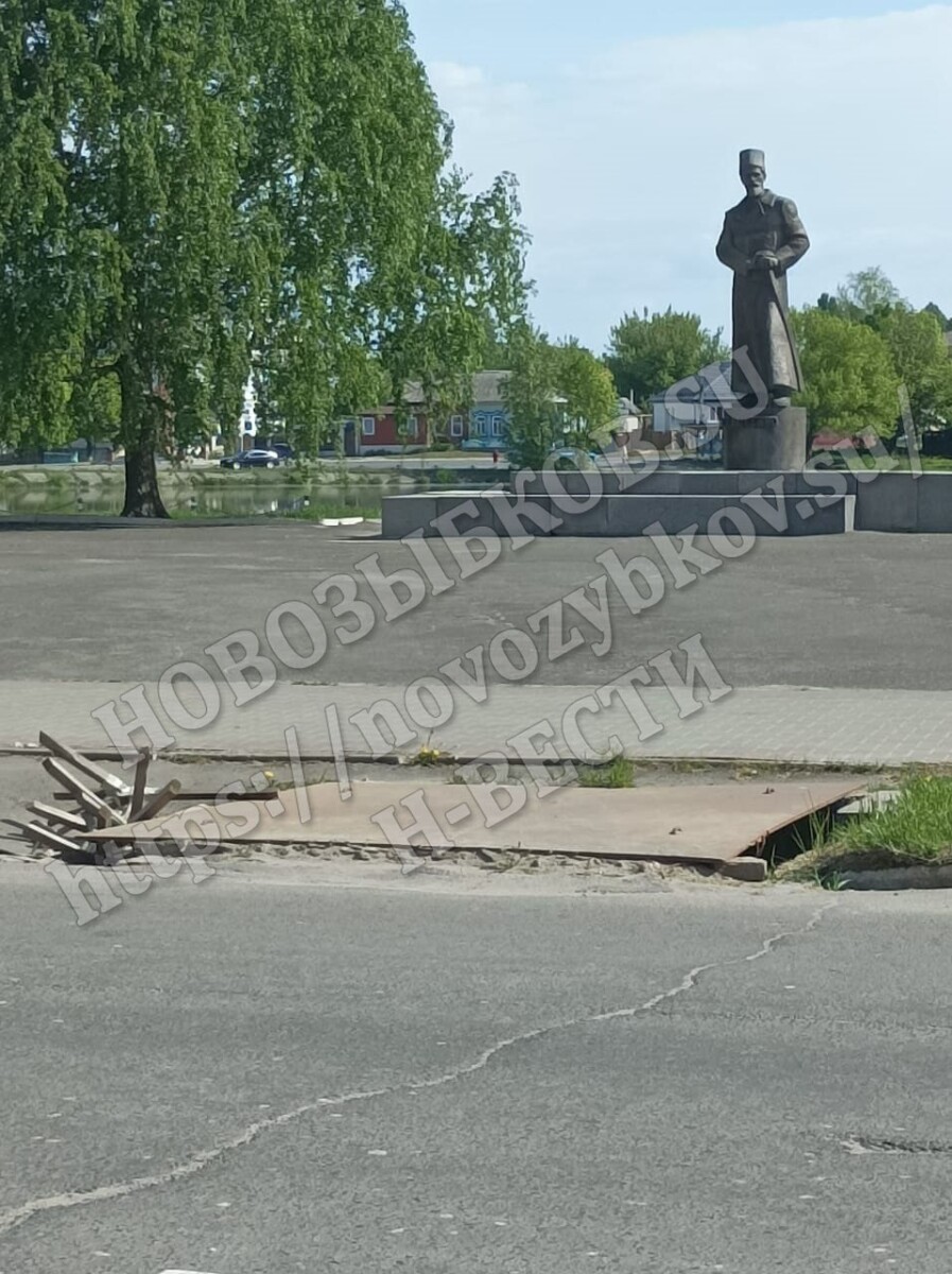 Памятник Павлу Дыбенко в Новозыбкове встретит День Победы с деревянным “ежом”