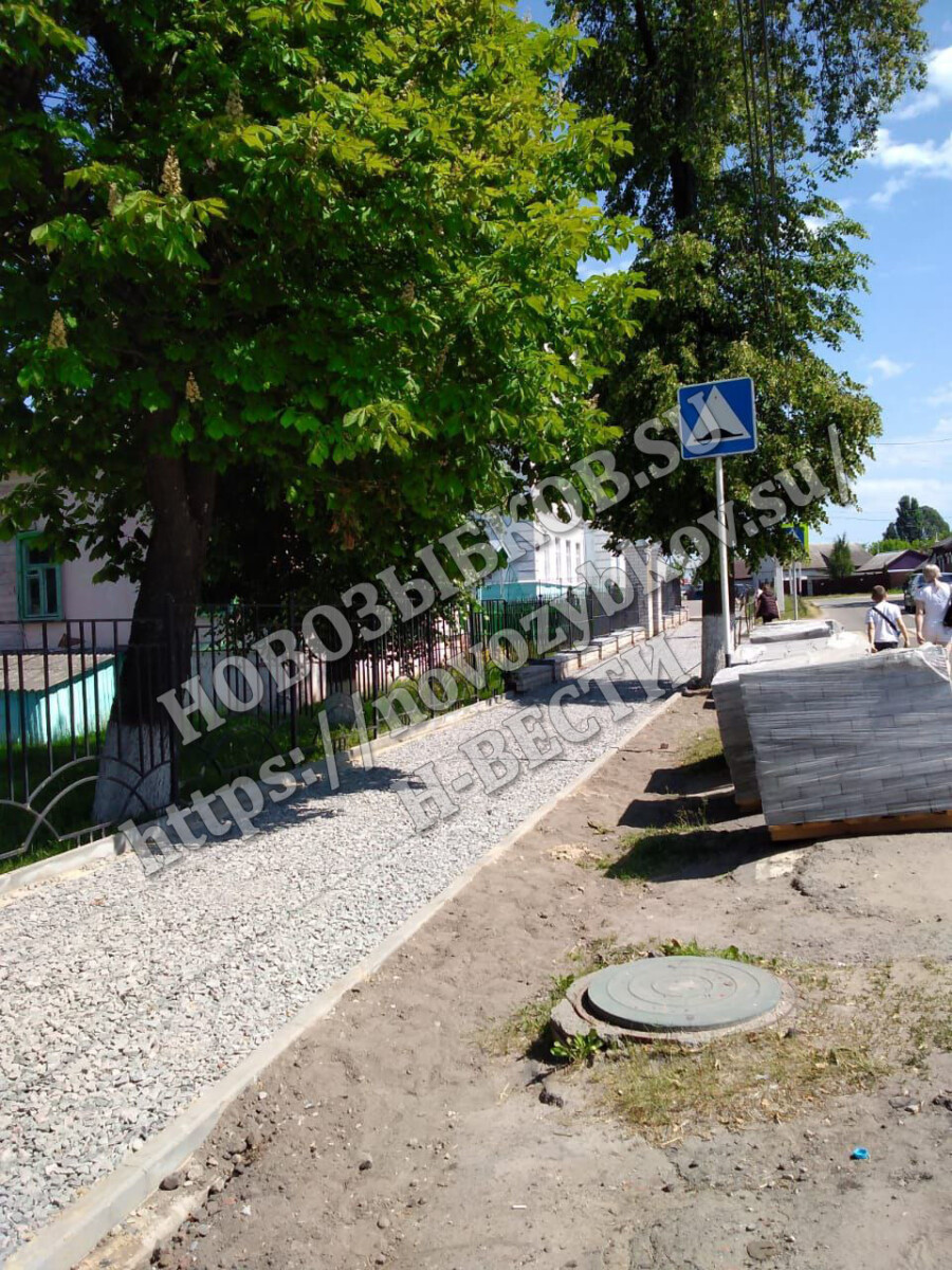 На ремонт тротуара у первой школы Новозыбкова есть еще месяц
