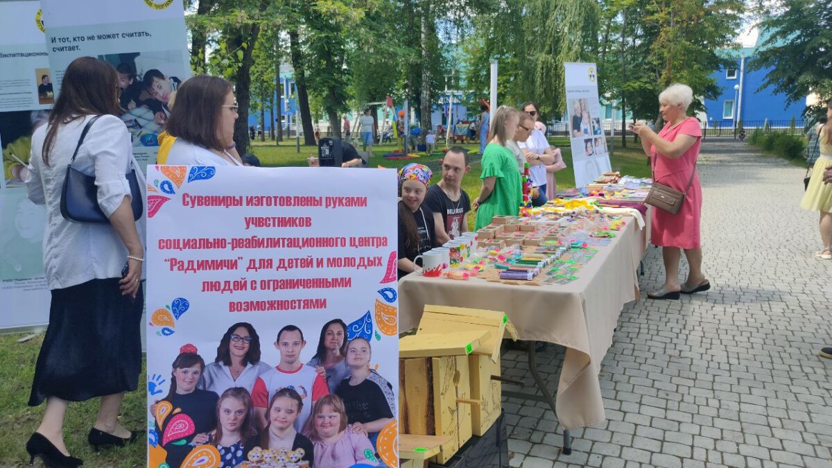 Благотворительная ярмарка “Радимичи – детям Чернобыля” работает сегодня в городском парке Новозыбкова