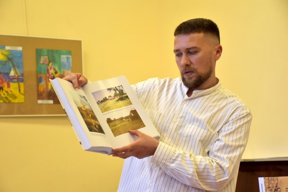Александр Дудников представил книгу о Новозыбкове в литературной гостиной Брянской областной библиотеки