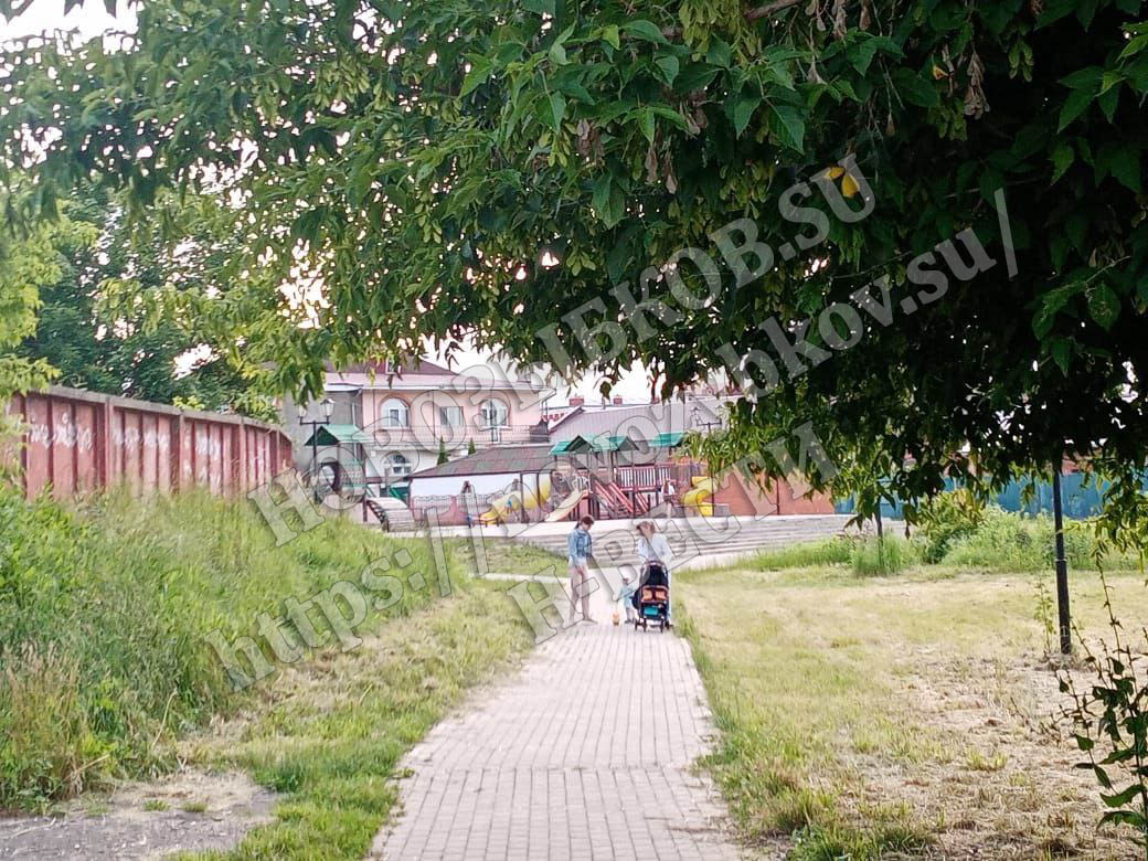 Подбривание травы в сквере Новозыбкова