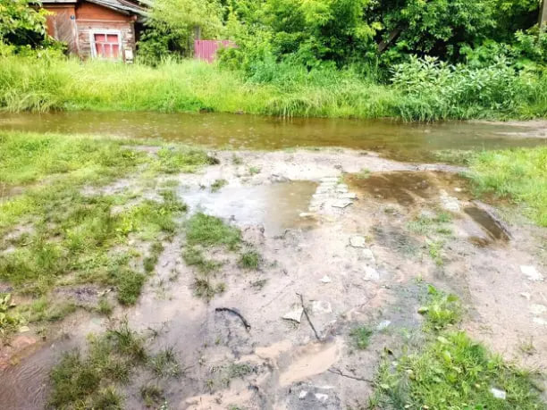 Вода потекла под фундамент на улице в Новозыбкове