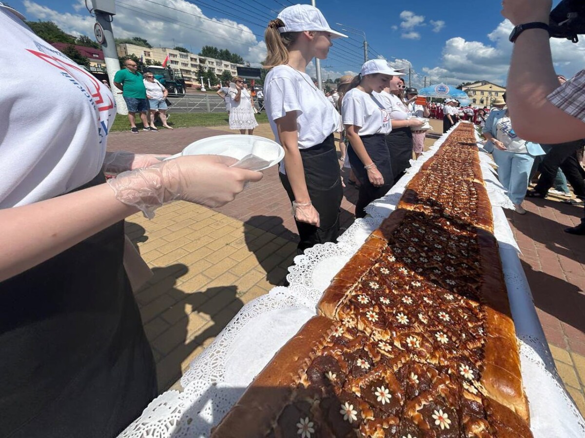 В Брянске испекли двадцатиметровый пирог дружбы