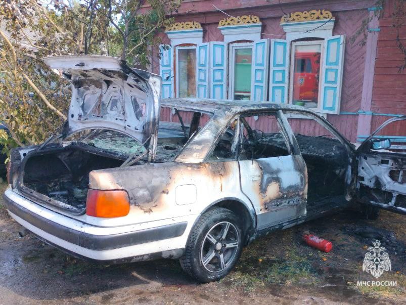 Владелец сгоревшего в Новозыбкове автомобиля увидел момент возгорания, но спасти технику не получилось