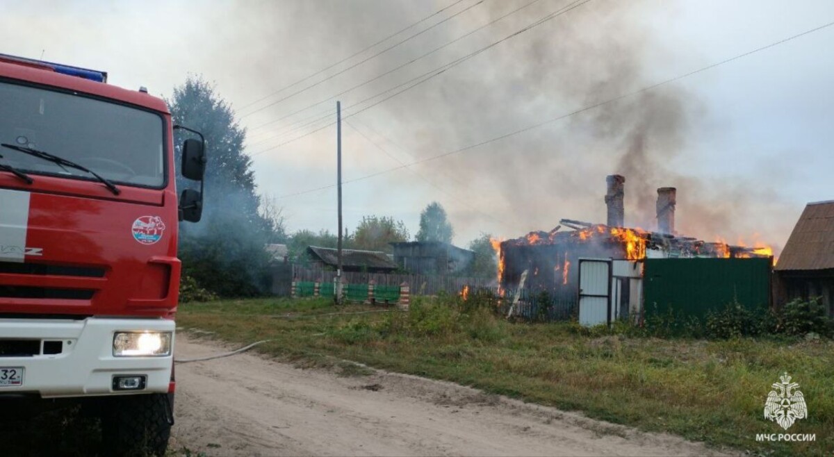 В Новозыбковском городском округе сгорели два жилых дома и надворные постройки