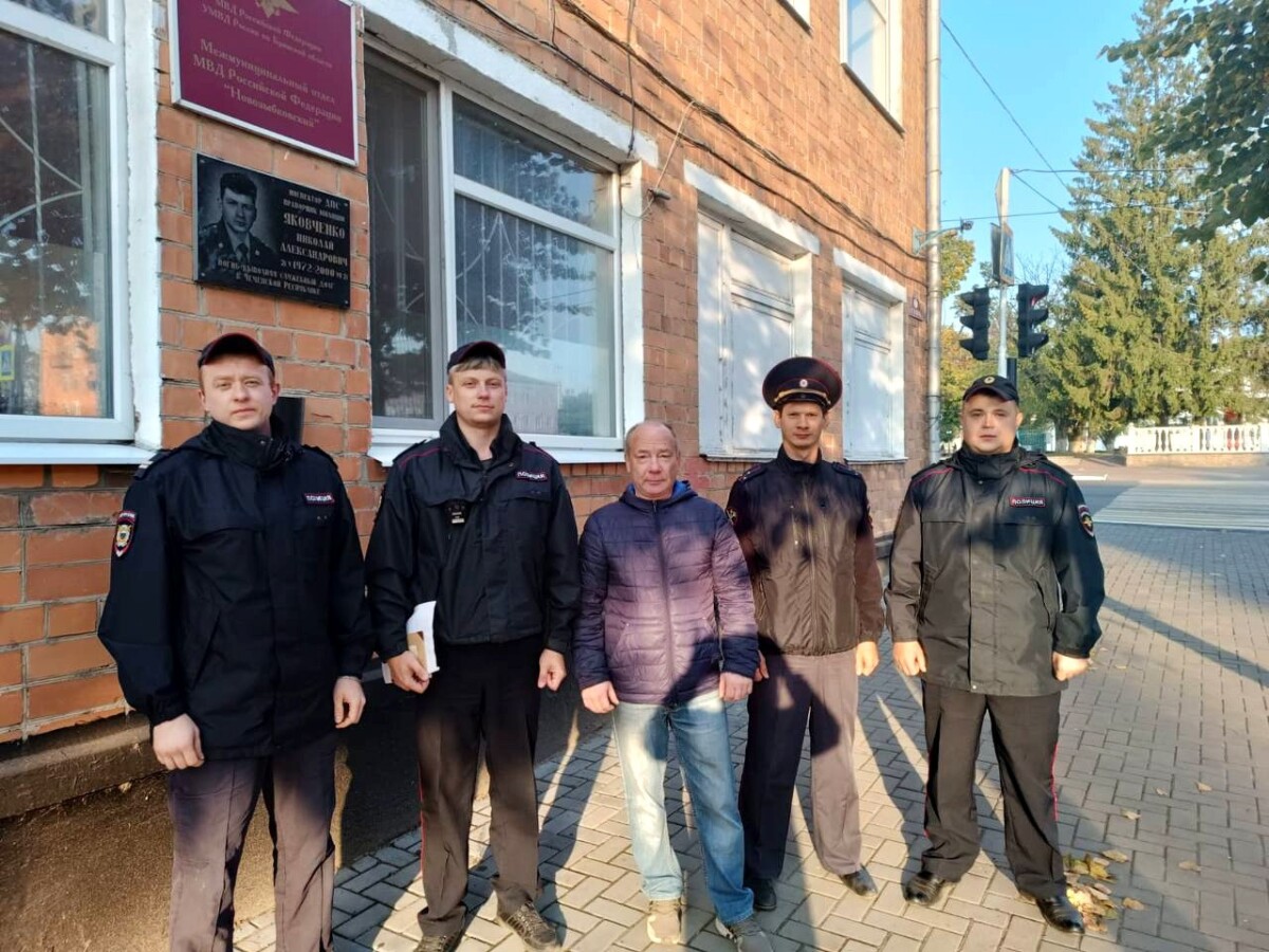 Вот они, герои дня — полицейские, спасшие водителя и горящий автомобиль в Новозыбкове