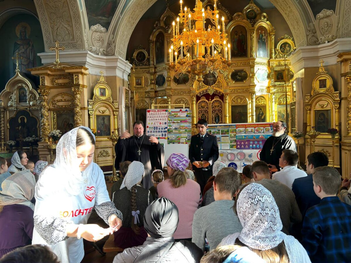 В Новозыбкове в храме Архистратига Михаила в Хонех прошла правовая беседа с воспитанниками Воскресных школ