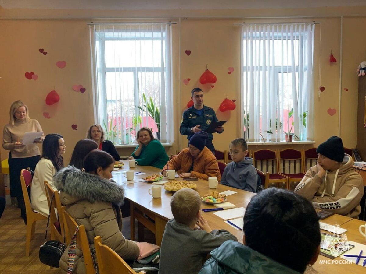 В Новозыбкове сотрудники МЧС напомнили многодетным родителям о правилах пожарной безопасности