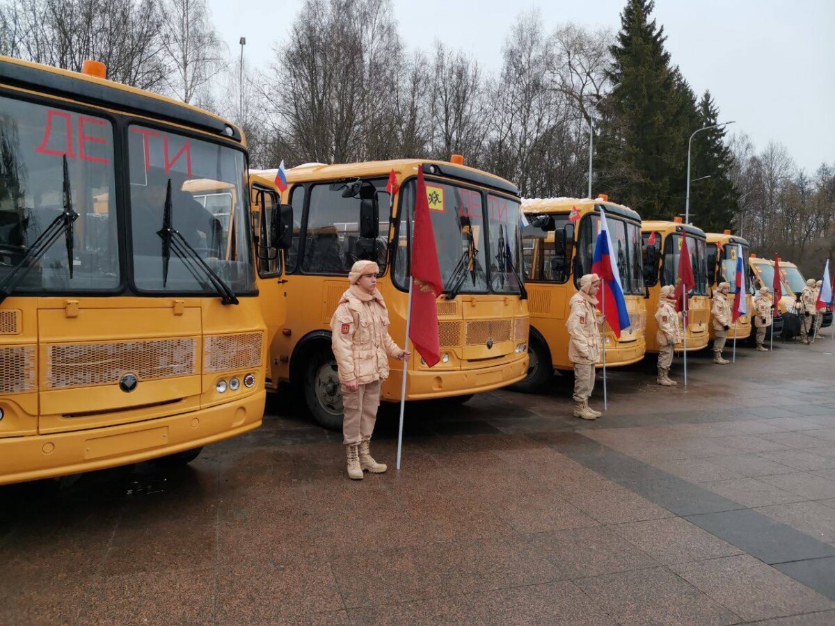 Сегодня в Брянской области вручили ключи от 15 школьных автобусов