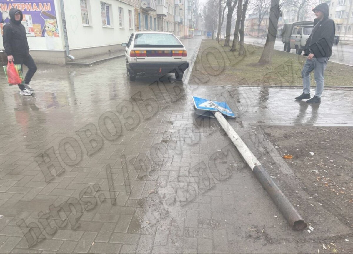 В Новозыбкове водитель легковушки снес дорожный знак