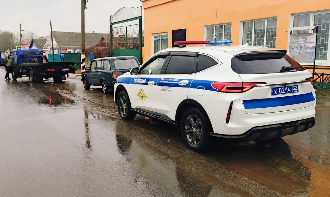 Сотрудники Госавтоинспекции Новозыбкова отстранили от управления 58-летнего водителя ВАЗ 2104