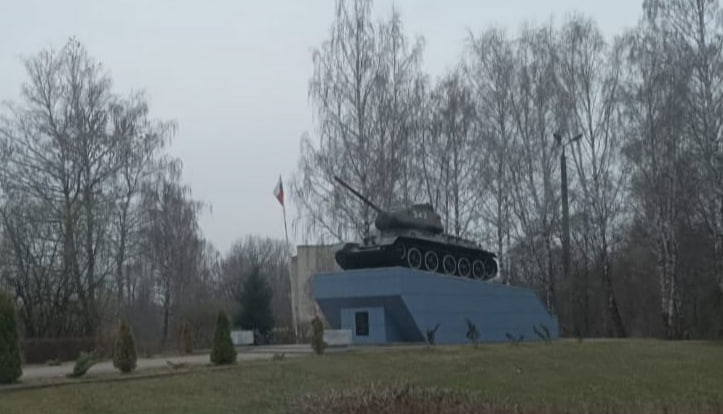 С танка-памятника в Новозыбкове сняли таблички