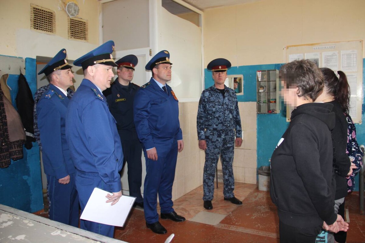 Прибывший в Новозыбков зампрокурора Брянской области пришел с проверкой в следственный изолятор 