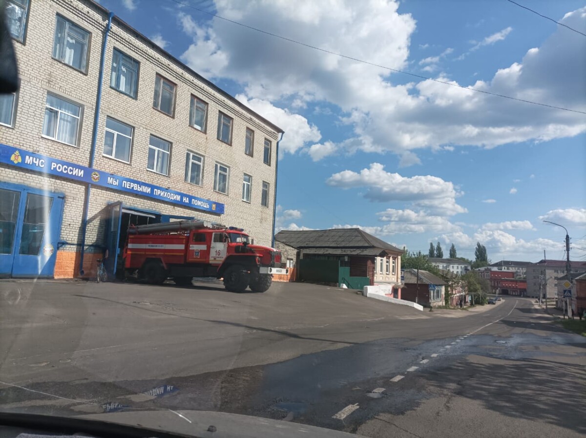 Очевидцы увидели искры в окне дома в Новозыбкове и вызвали пожарных