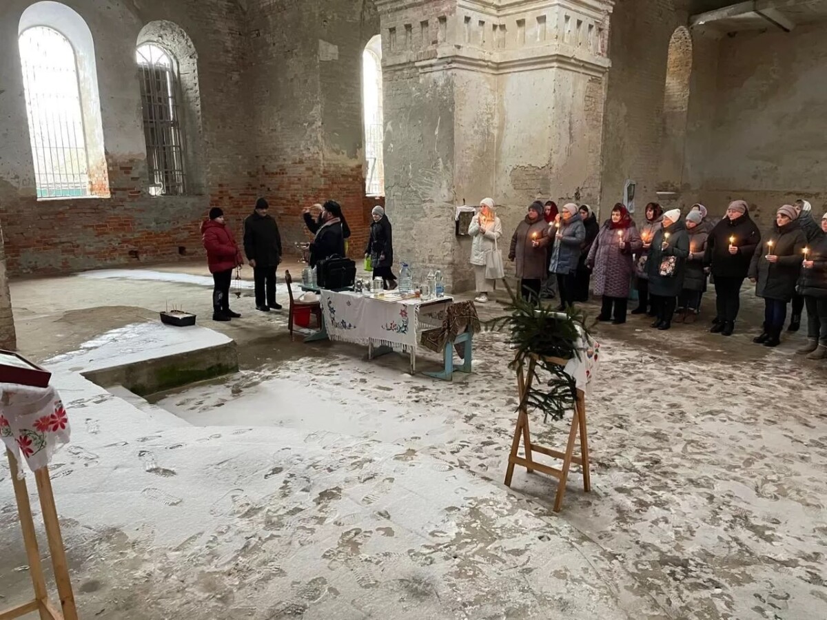 Трогательные фотографии из полуразрушенного, но живого храма в Красногорском районе