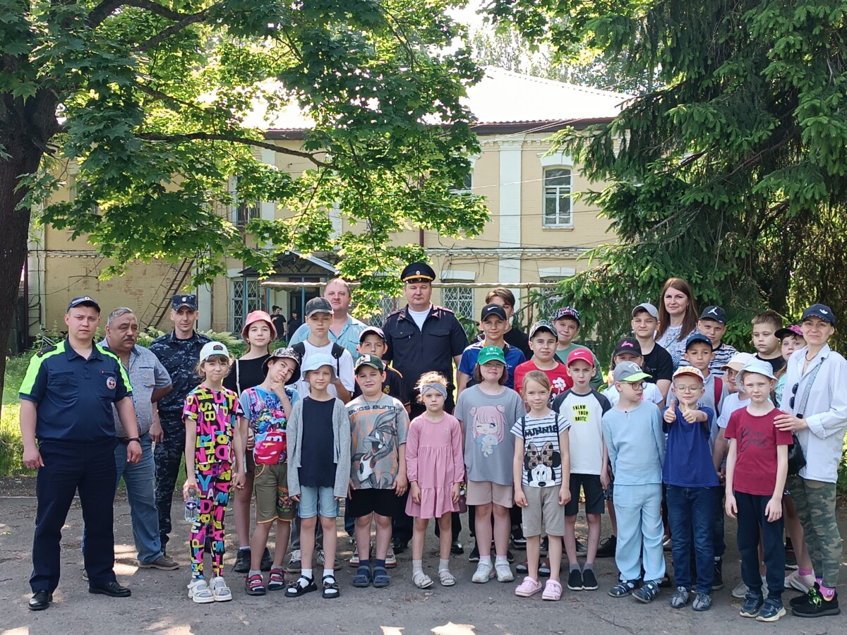 В Новозыбкове полицейские и общественники организовали для юных гостей экскурсию в отдел полиции