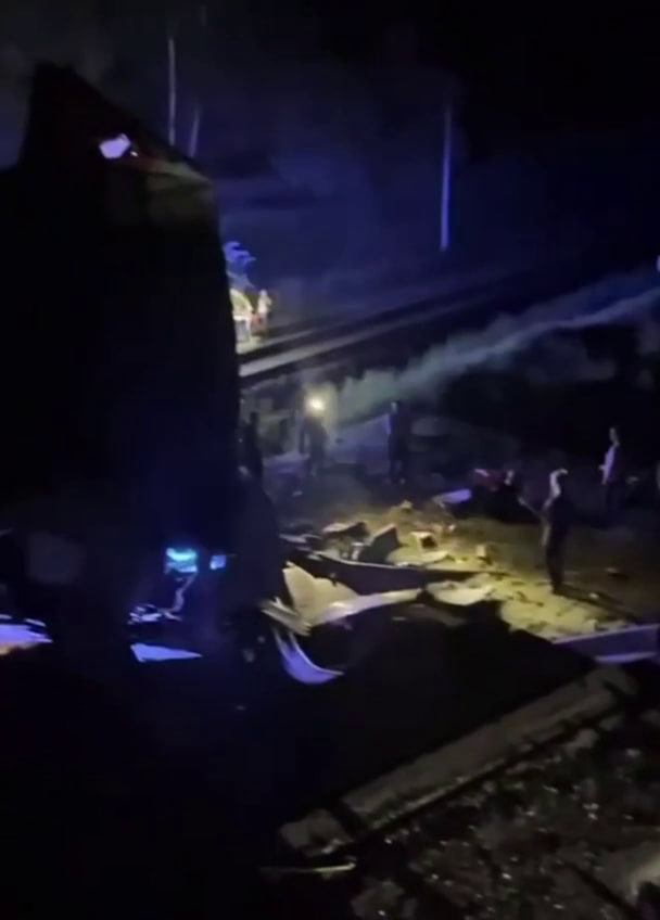 Семеро погибли в железнодорожной катастрофе в Брянской области, десятки человек пострадали