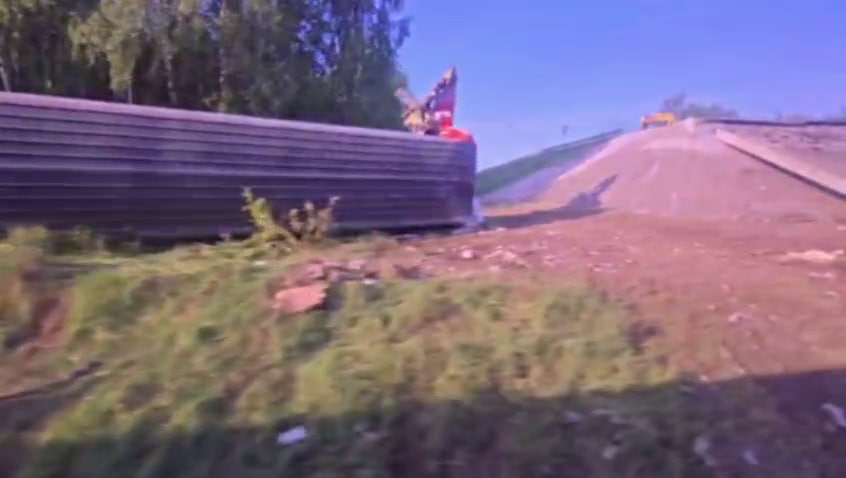 Ж/д пути расчищены, но работы продолжаются на месте подрыва моста в Выгоничском районе