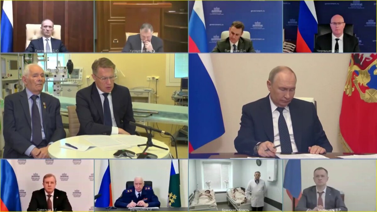 После аварии с пассажирским поездом в результате подрыва моста в Брянской области за медпомощью обратились 120 человек