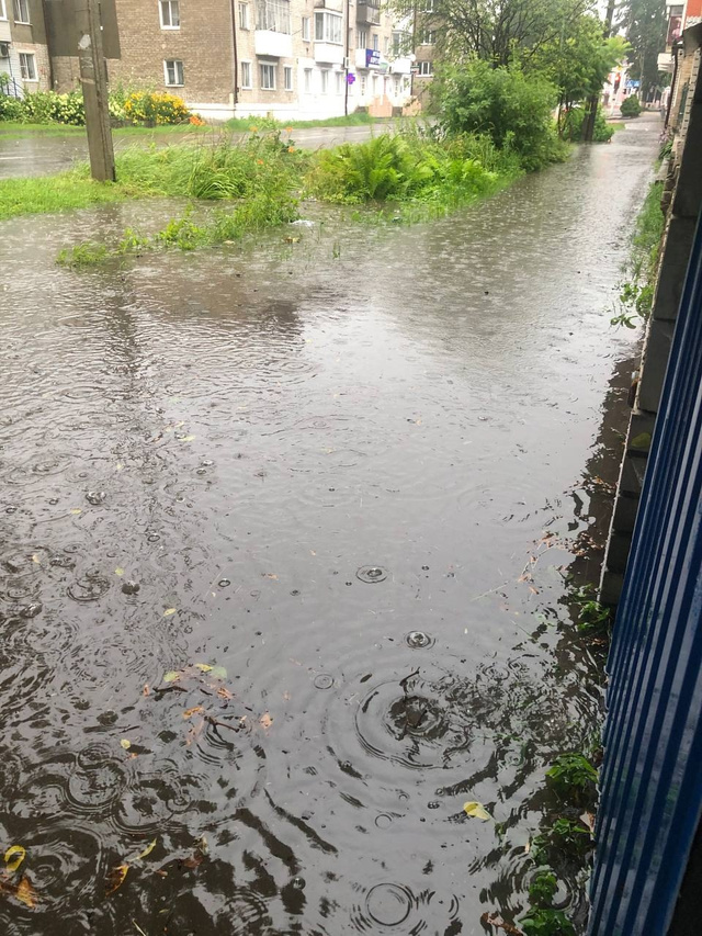 В Новозыбкове улицу Кубановскую затопило сегодня в ливень  