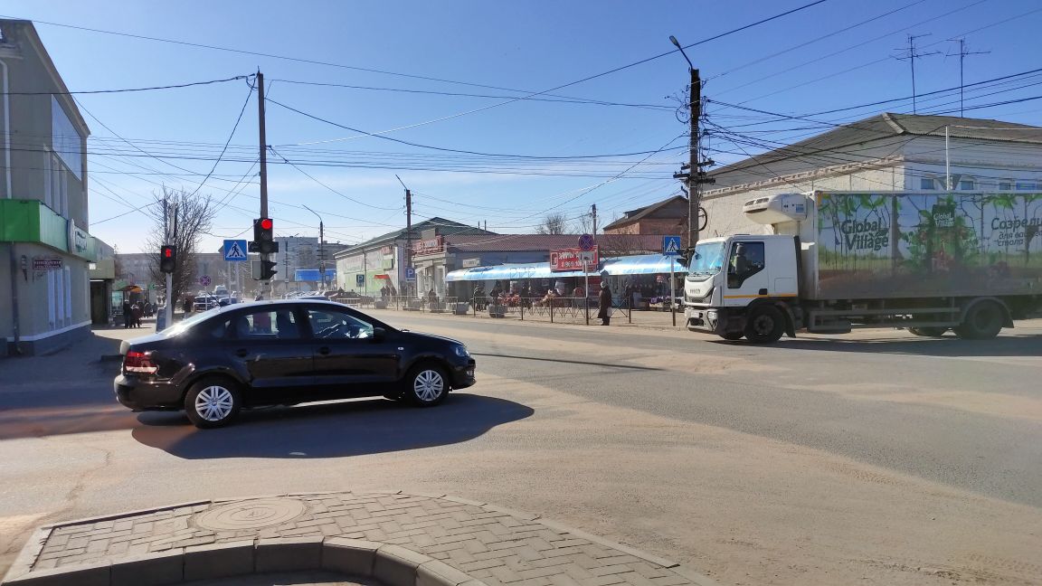 В Новозыбкове внезапно потух светофор на оживленном перекрестке