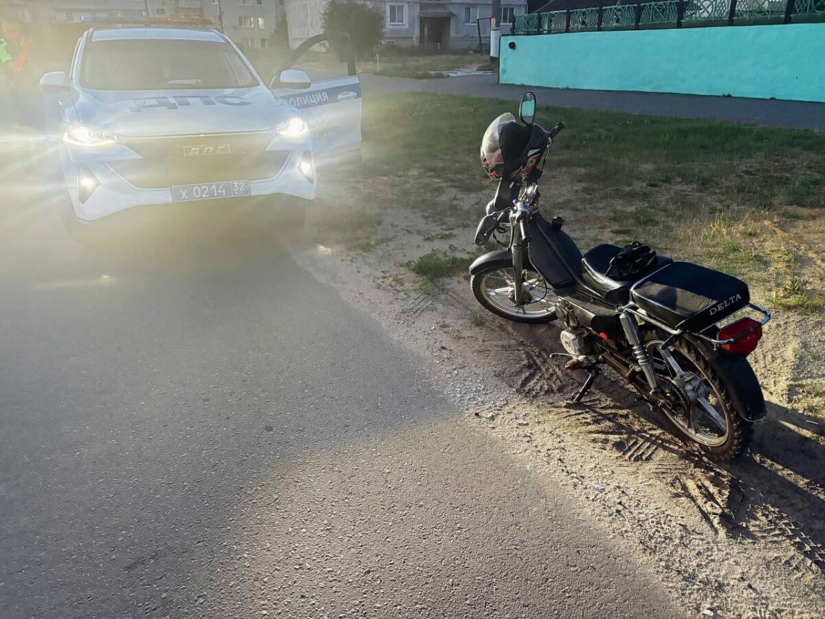 Несовершеннолетний без прав катался по улицам Новозыбкова на мопеде
