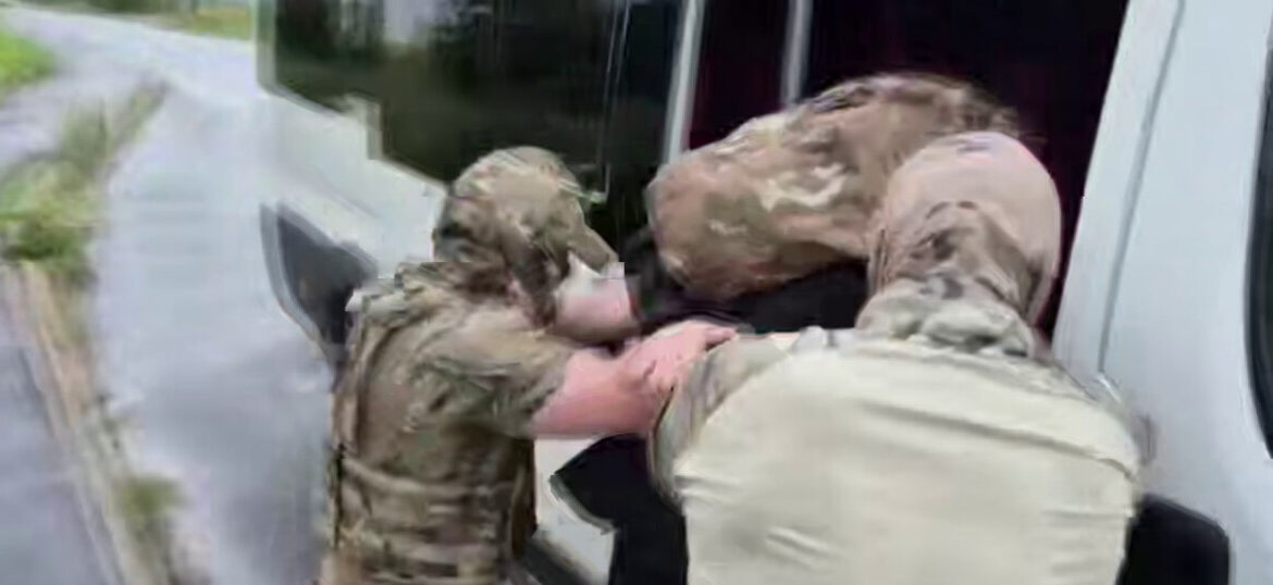 Оружие и взрывчатку забрал в Брянской области  —  украинцы сбросили с БПЛА