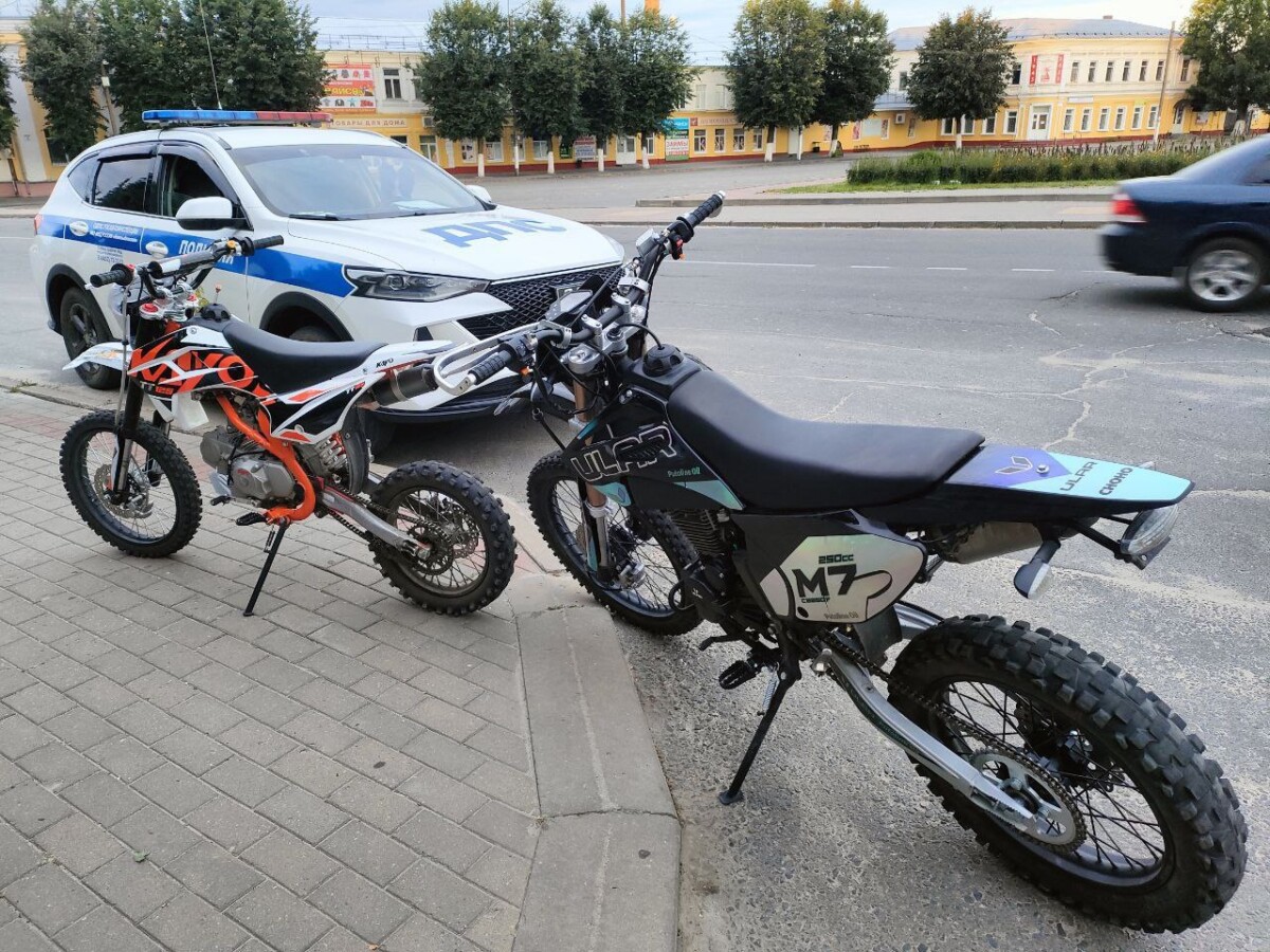 Двух подростков на мопедах остановили в Климово сотрудники Госавтоинспекции Новозыбкова