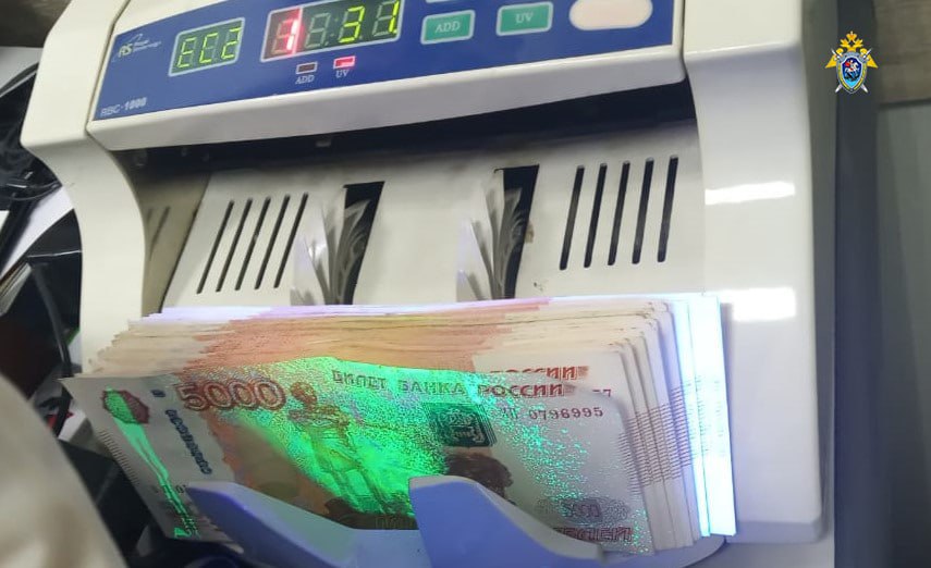 Работник налоговой в Новозыбкове получил взятку