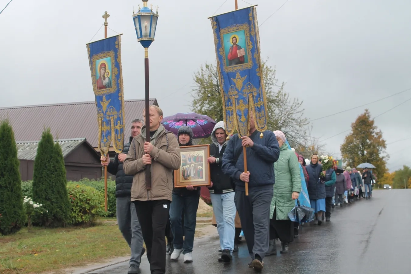 Крестный ход на улицах села Новозыбковского округа