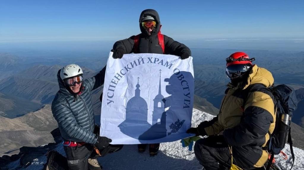 На Эльбрус подняли флаг брянского храма