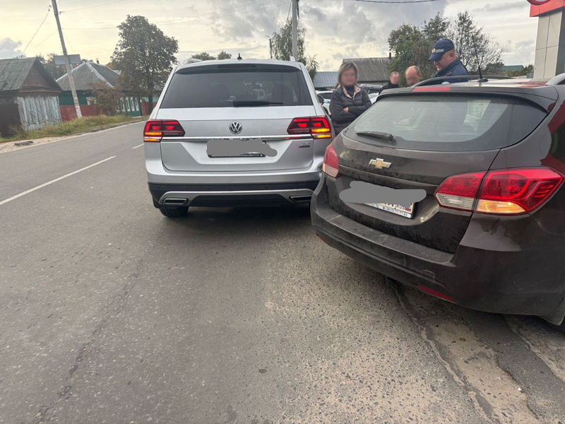 На Красной в Новозыбкове «притерлись» два автомобиля