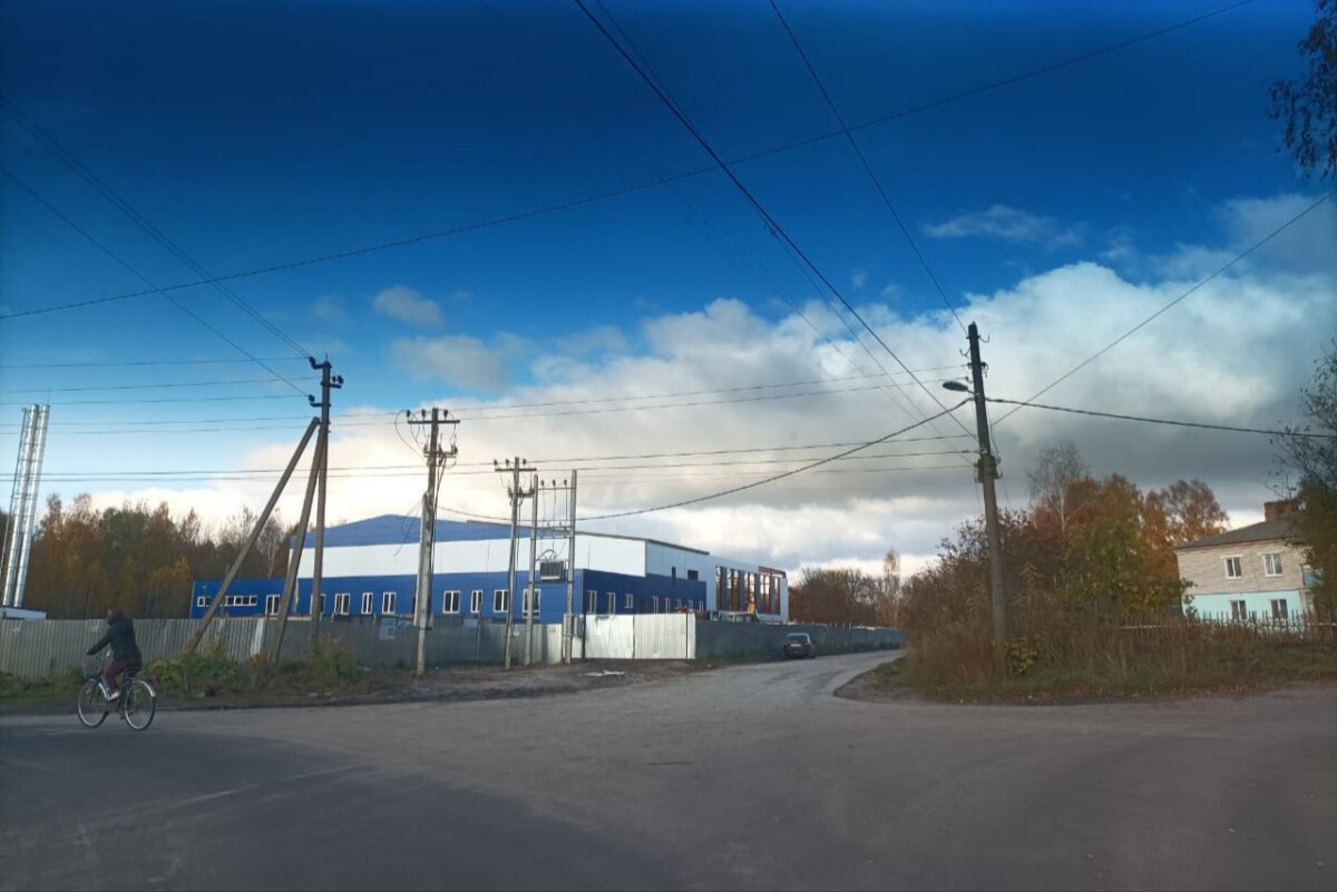 К спорткомплексу с бассейном в Новозыбкове подвели электричество и закупают инвентарь