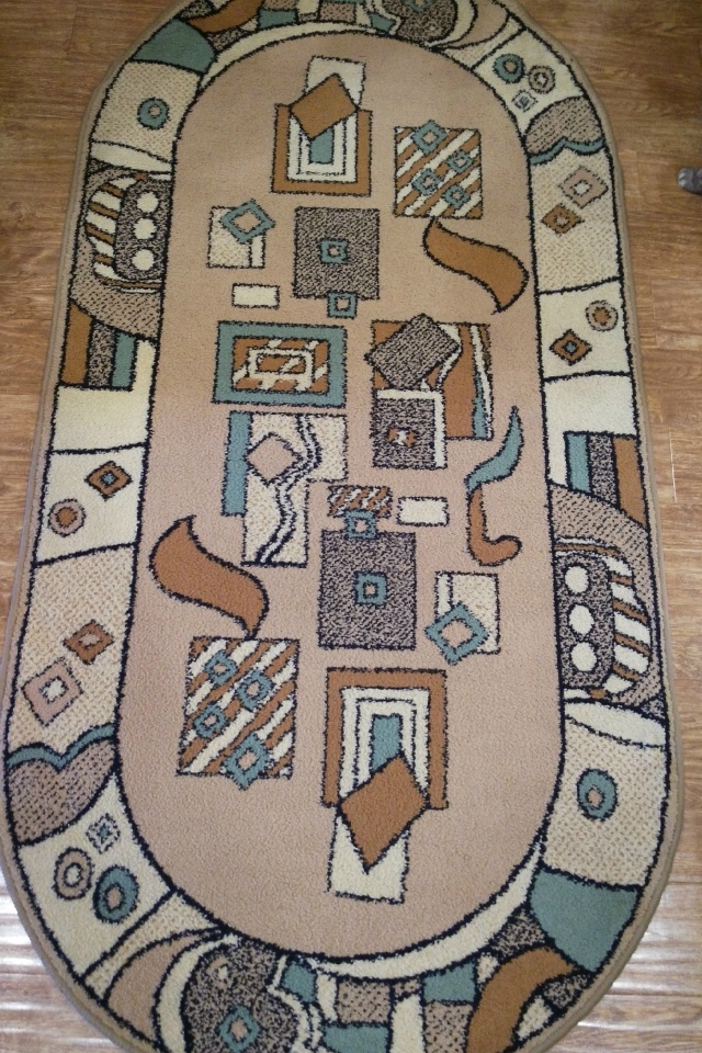 Продаются ковер овал и прикроватные коврики