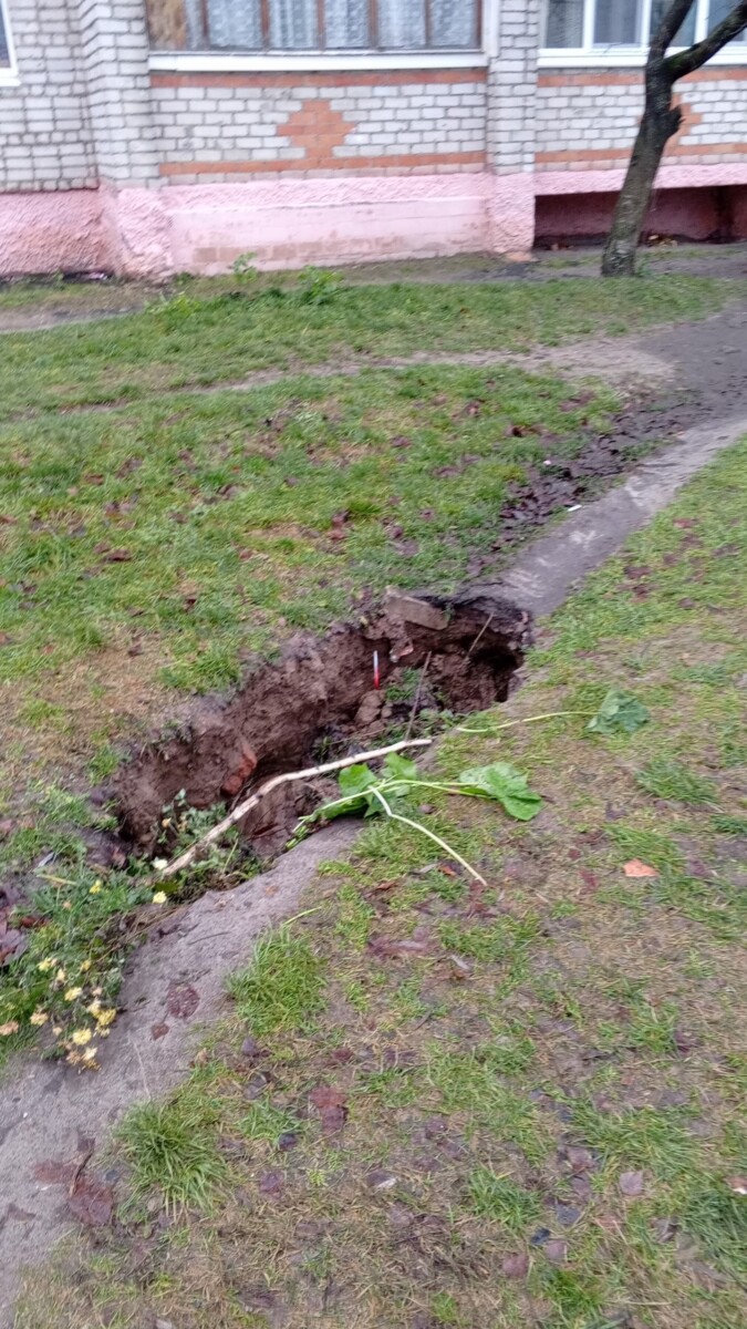 Провал на тропинке у многоэтажки в Новозыбкове увеличился