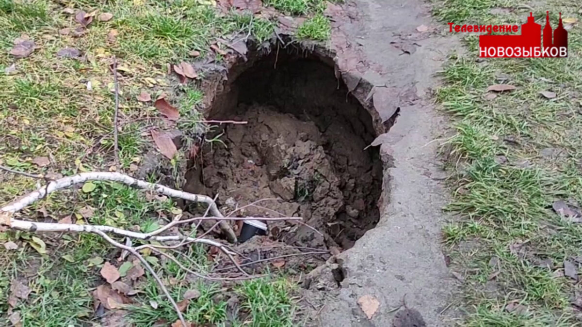 Порыв на магистральном водопроводе в Новозыбкове подмыл грунт
