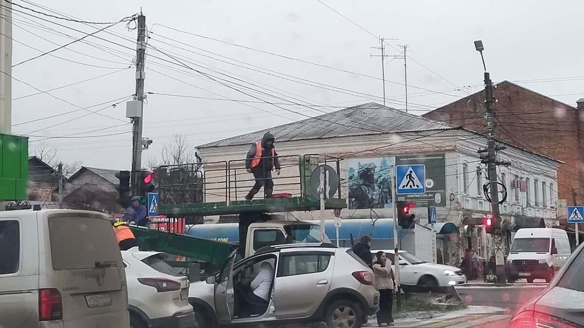 Сегодня в Новозыбкове продолжились работы по установке камеры контроля на оживленнном перекрестке