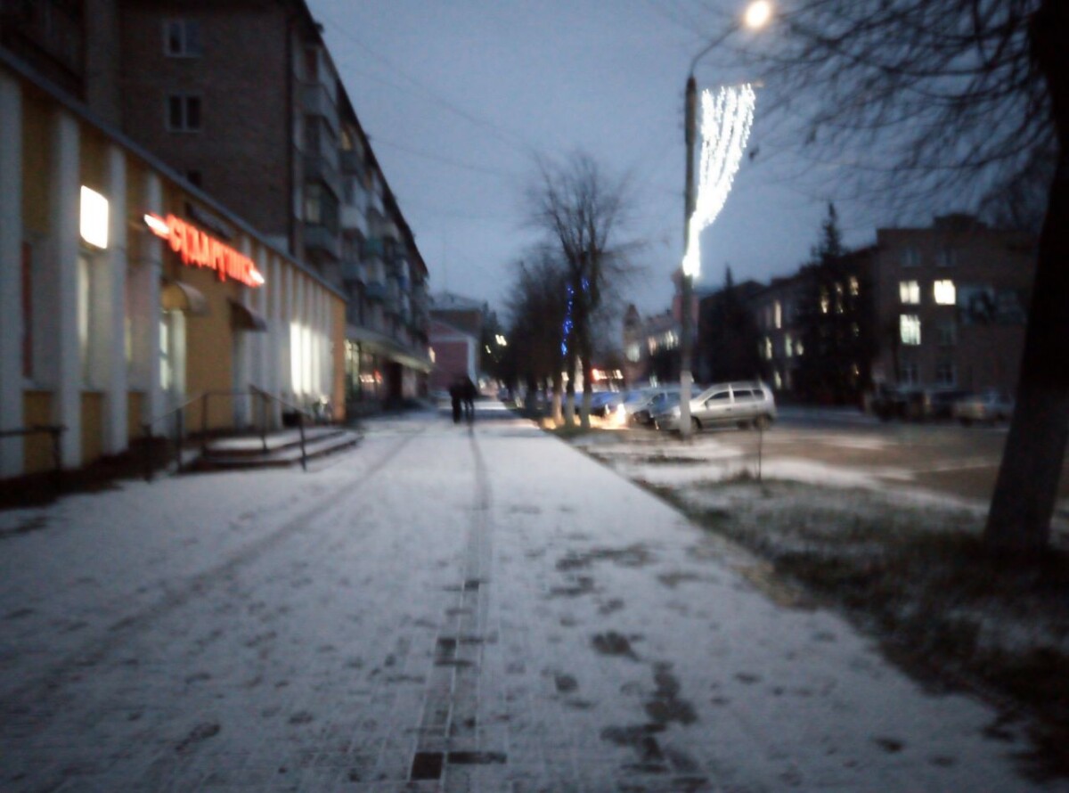 Тротуары и дороги в Новозыбкове покрыл первый снег, песка не видно