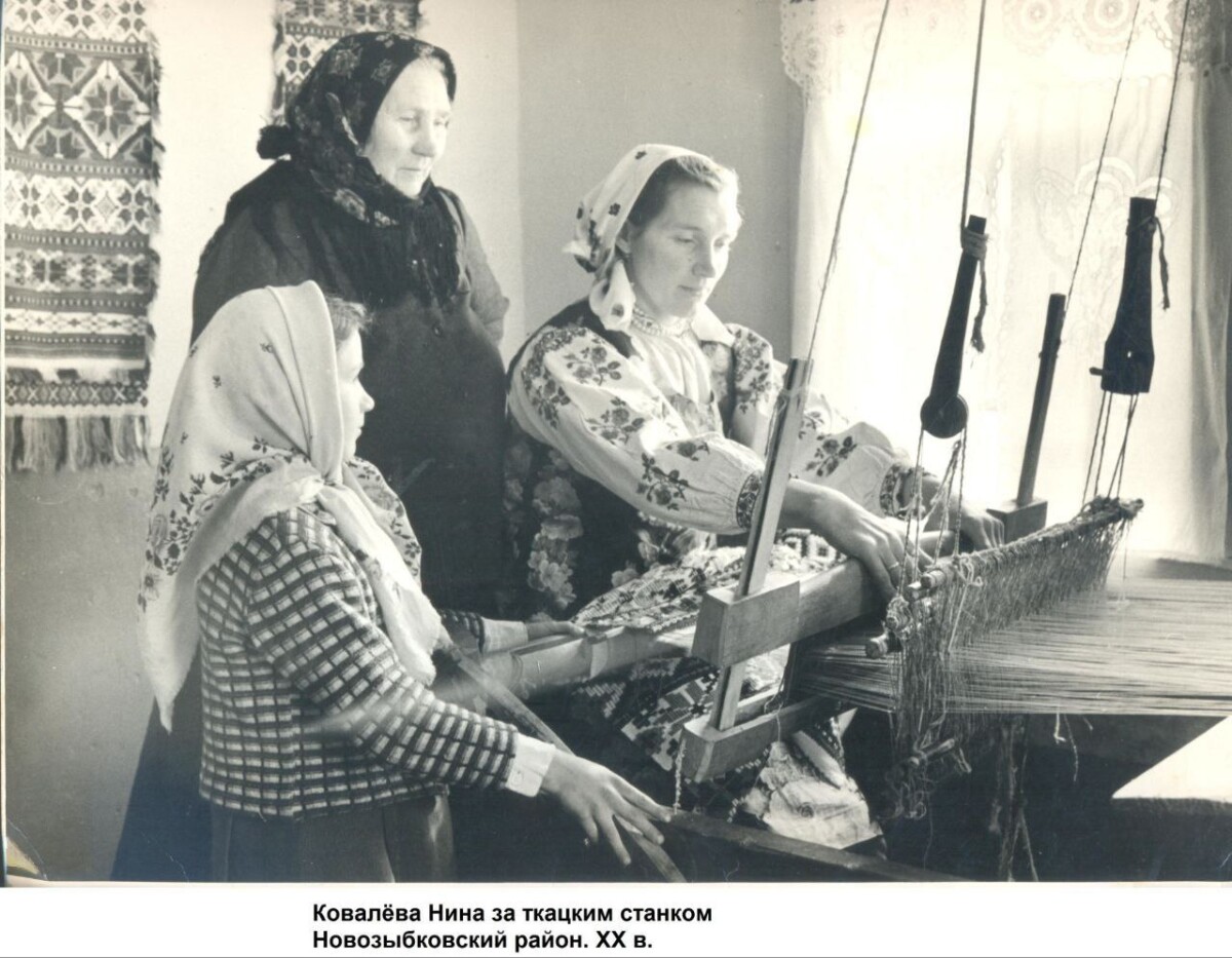Ткачиха из Новозыбковского района за работой