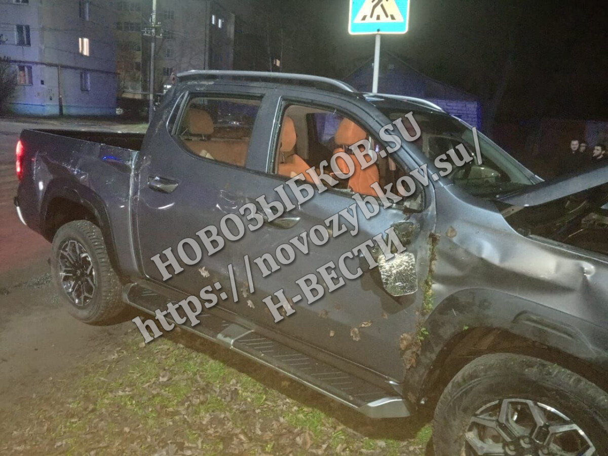 В Новозыбкове иномарка влетела в столб и перевернулась