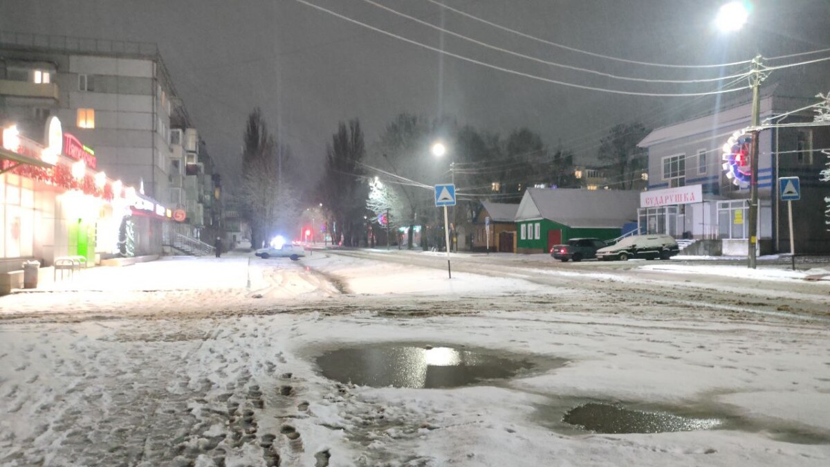 В Новозыбкове засыпало дороги первым настоящим снегом