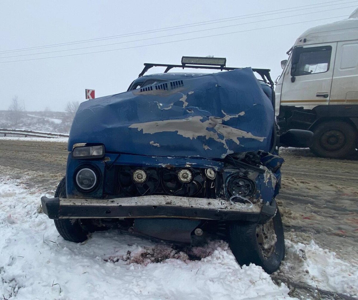 В Севском районе Брянской области водитель выехал на встречку и столкнулся с фурой