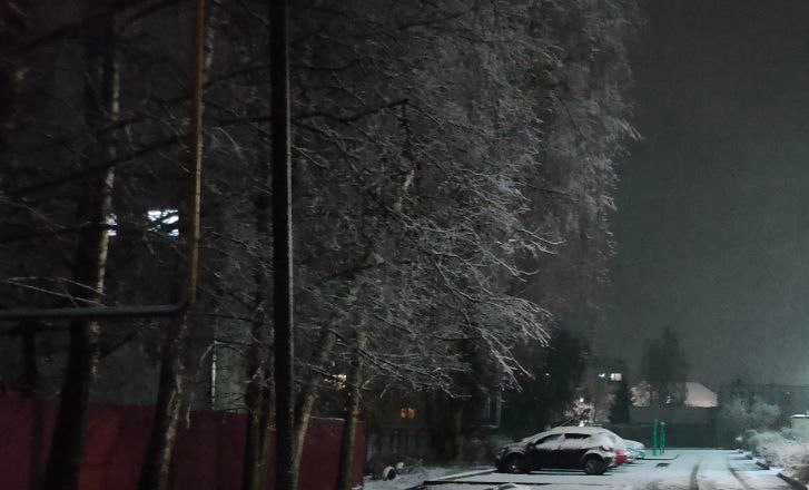 Смёрзшаяся ледяная глыба повредила бампер автомобиля на брянской трассе