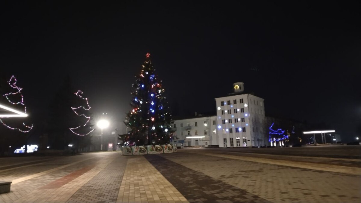 Сегодня на главной новогодней ёлке в Новозыбкове зажгли огни