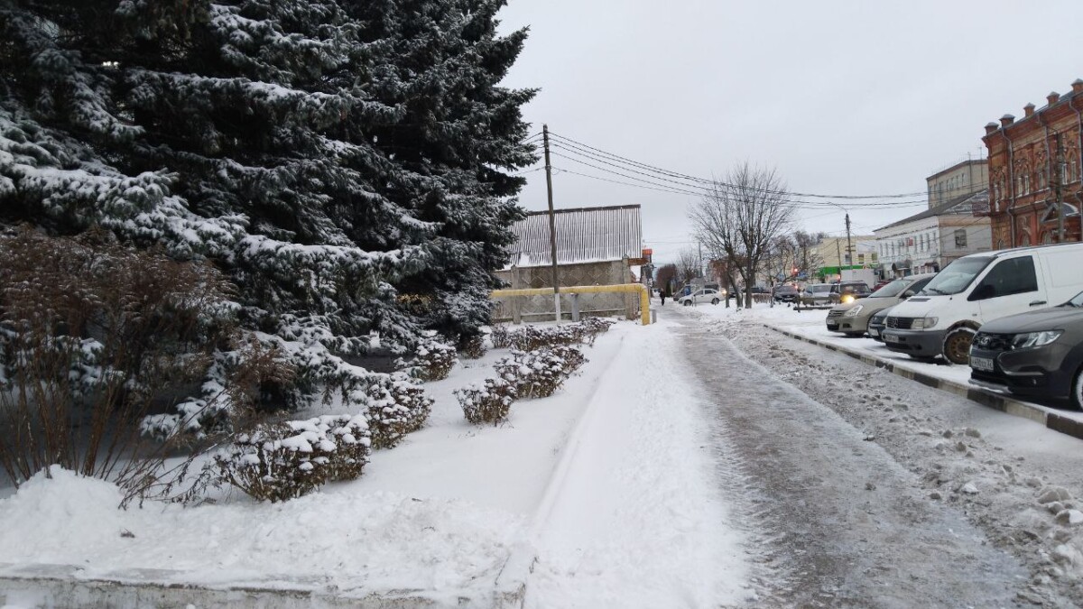 Жителей Новозыбкова Брянской области порадовали очищенными тротуарами