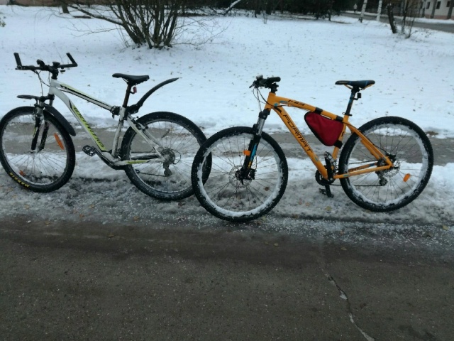 В Новозыбкове на зимних улицах по-прежнему можно встретить велосипедистов