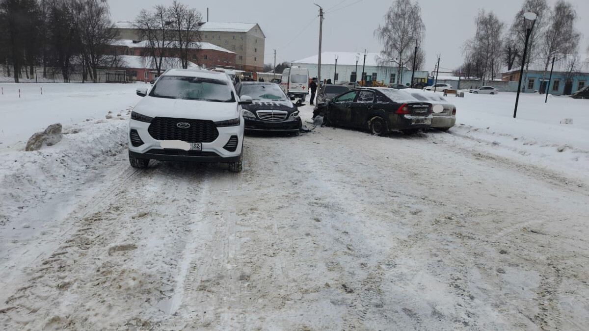 В Новозыбкове у дома с номером 13 произошла авария