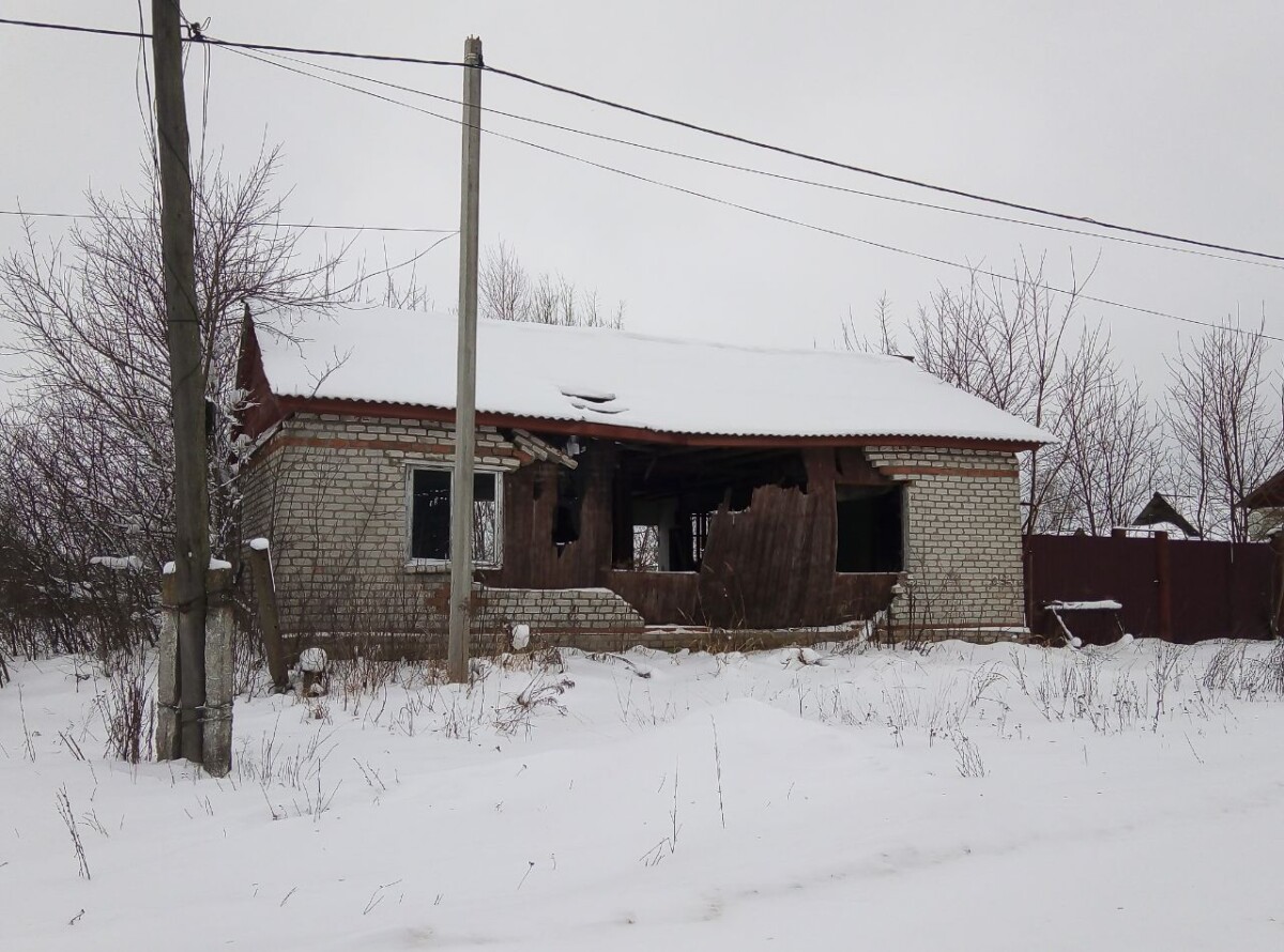 Аварийный дом в селе Новозыбковского округа рискует разрушиться под тяжестью мокрого снега