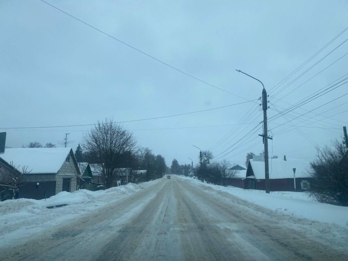 На очистке дорог в Новозыбкове сегодня работали три трактора, вечером выйдет КДМ