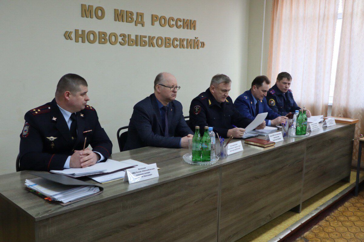 В полицию Новозыбкова пришли прокурор, следователь и мэр